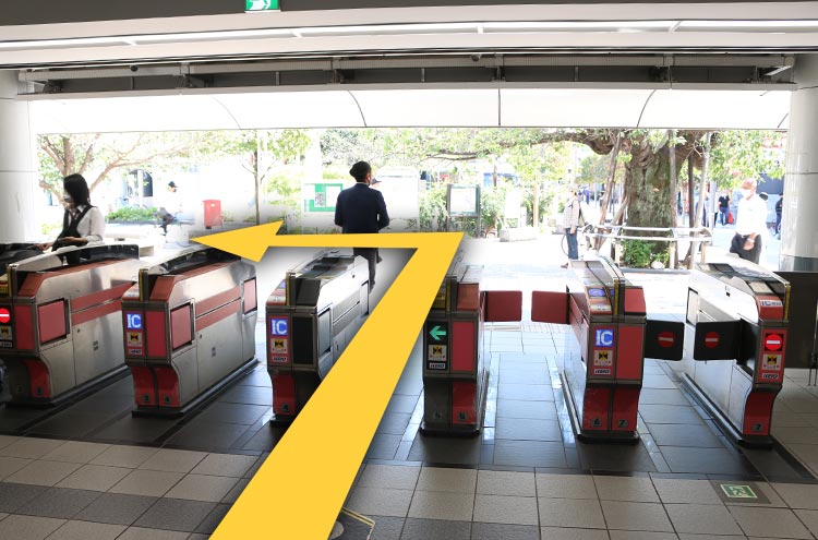 京王線「仙川駅」改札を出て左折ください。