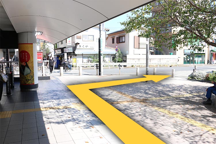 その後、すぐに右折し、横断歩道を渡ってください。