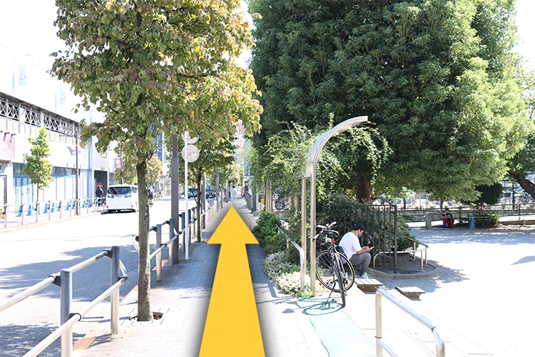 右手に公園を見ながらそのまま直進ください。